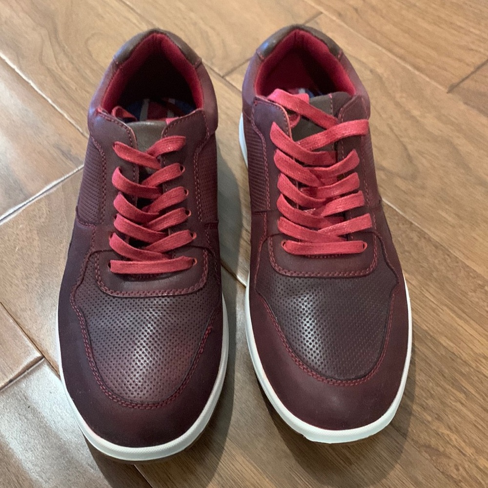 English Laundry Sneaker Size 9